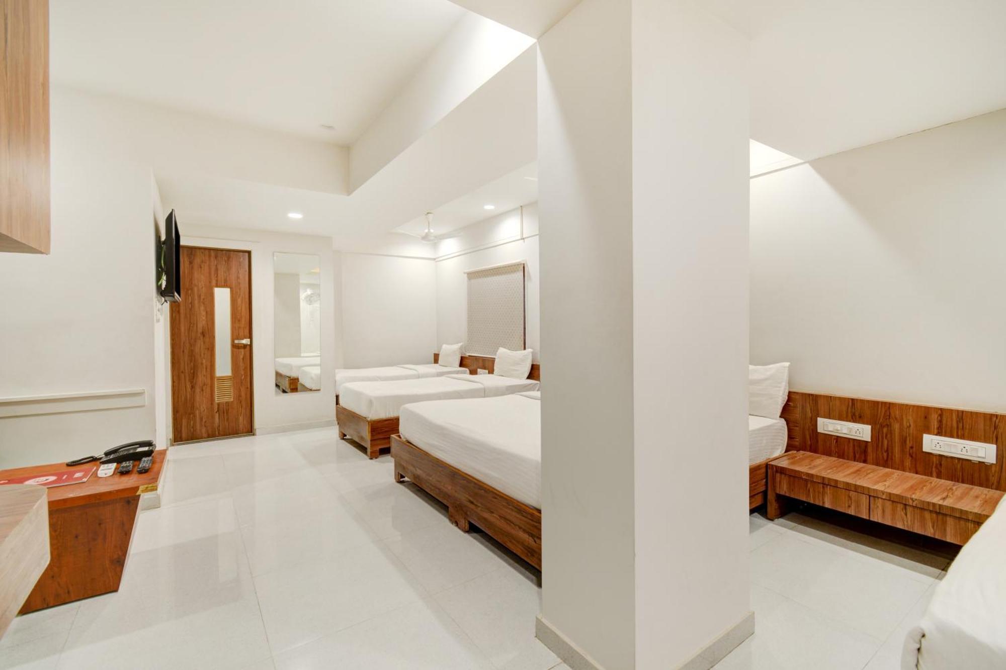 Hotel Desert Inn Tharad Buitenkant foto
