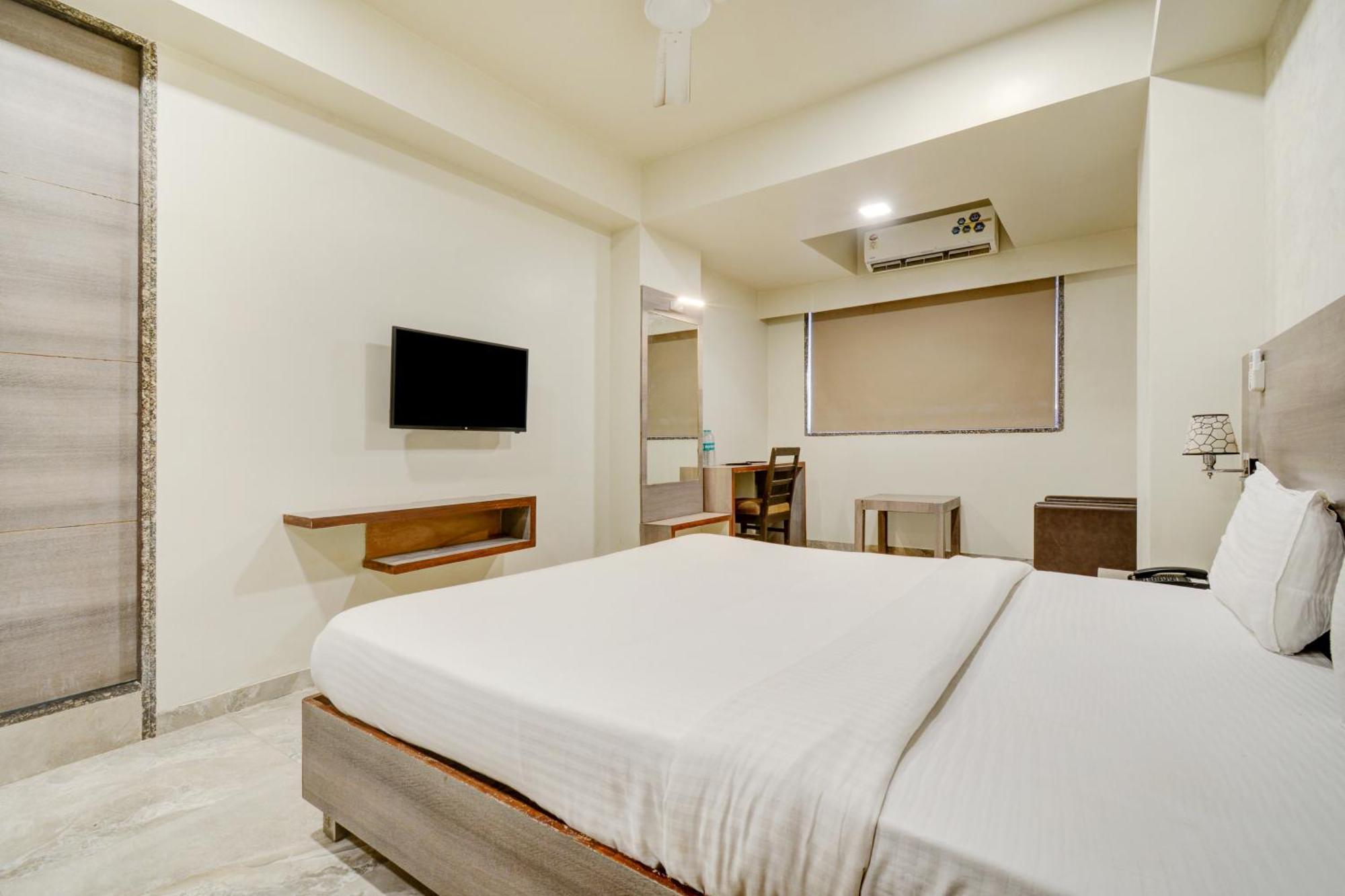 Hotel Desert Inn Tharad Buitenkant foto