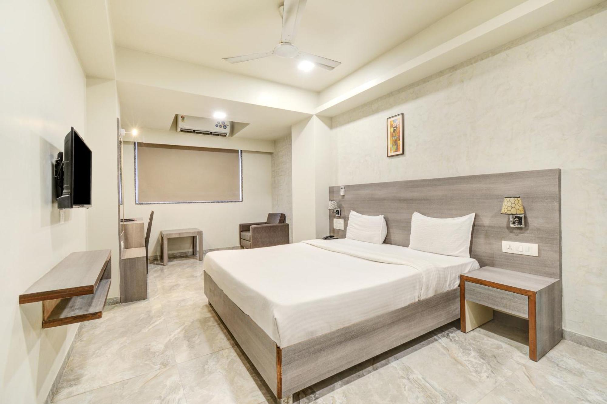 Hotel Desert Inn Tharad Buitenkant foto