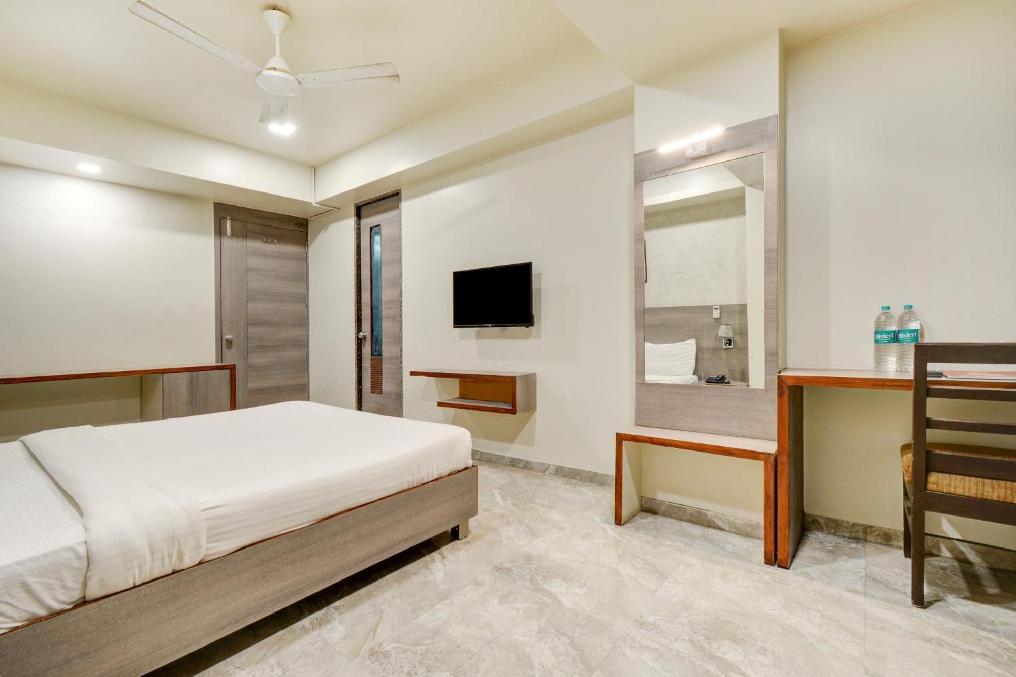 Hotel Desert Inn Tharad Buitenkant foto