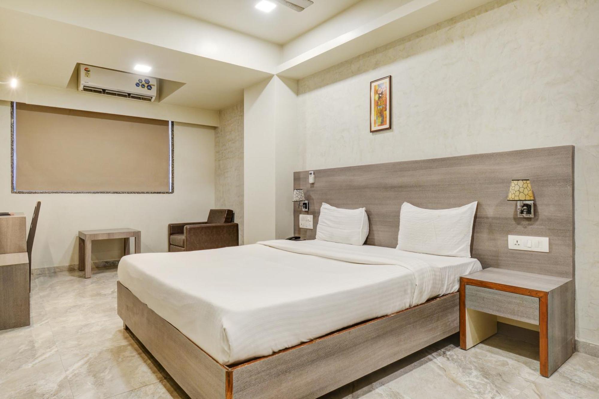 Hotel Desert Inn Tharad Buitenkant foto