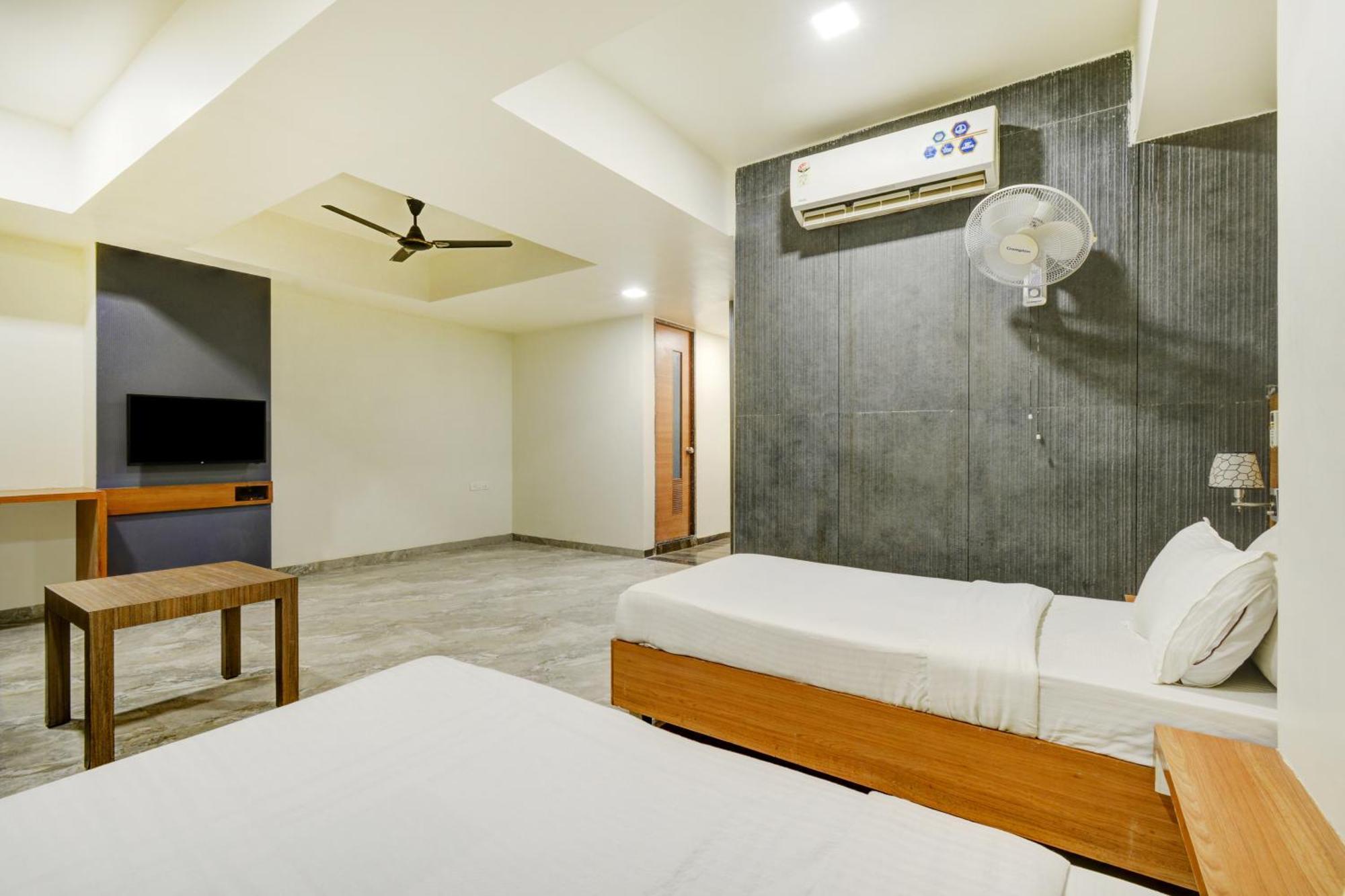 Hotel Desert Inn Tharad Buitenkant foto
