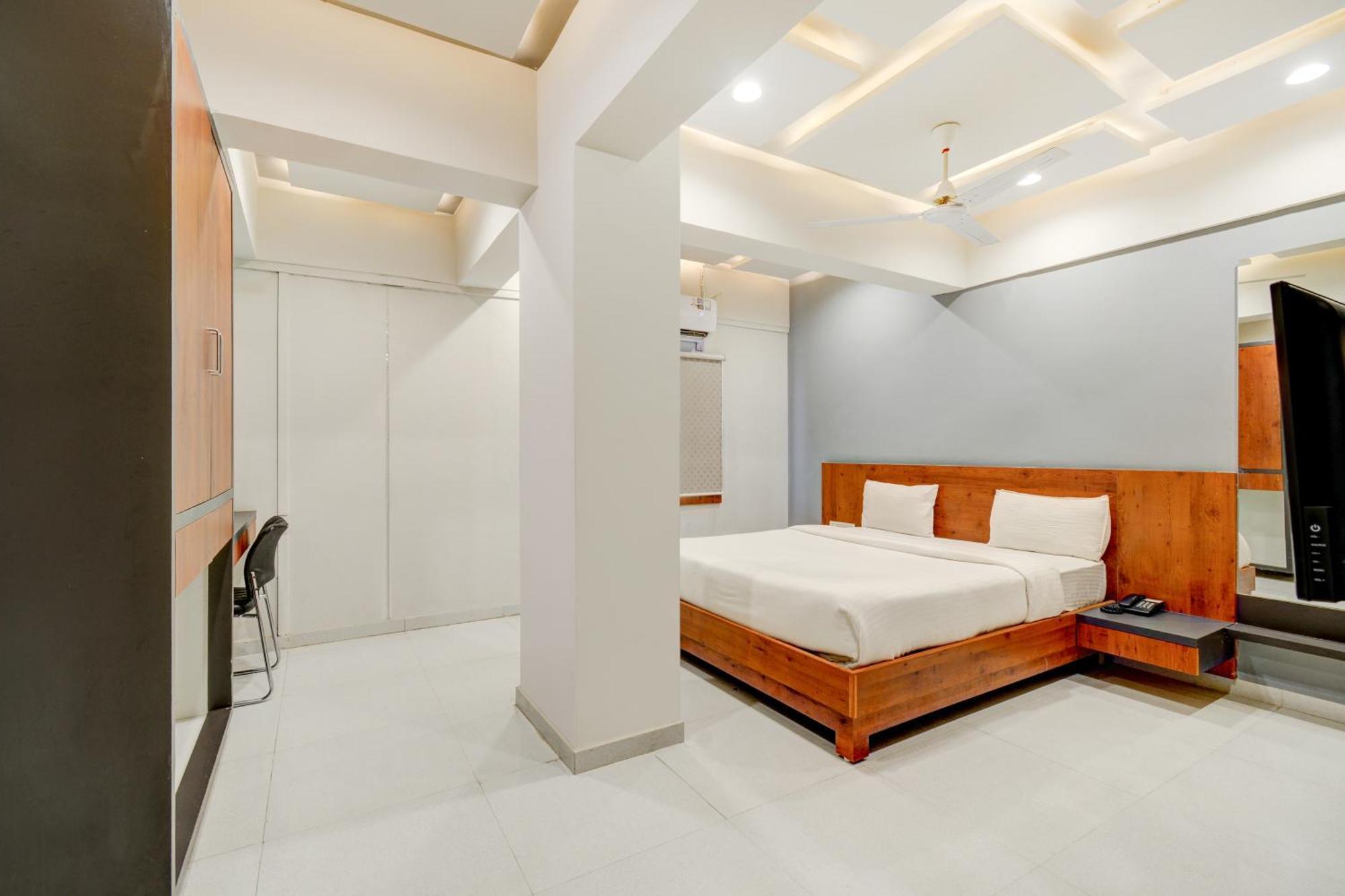 Hotel Desert Inn Tharad Buitenkant foto