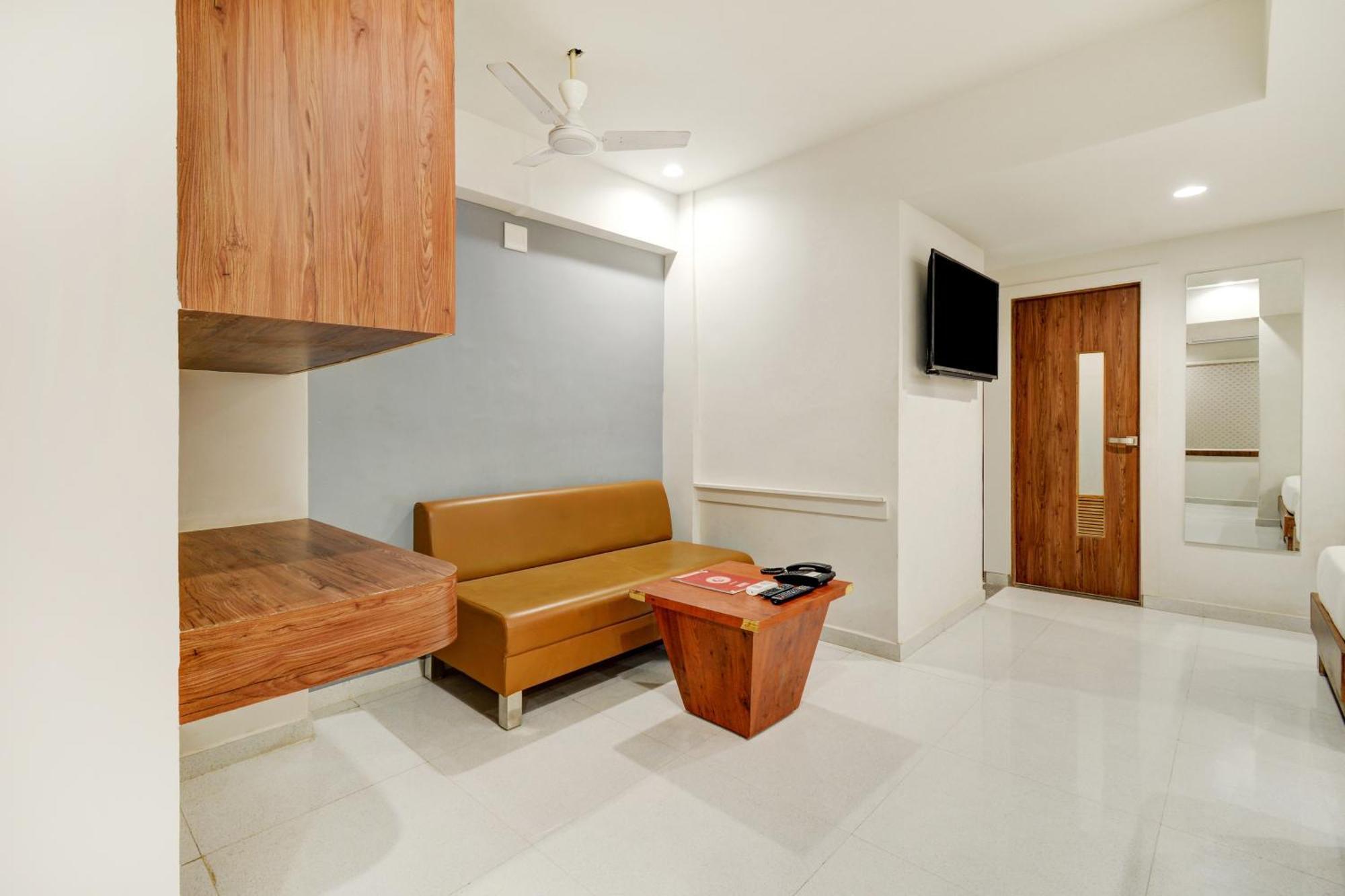 Hotel Desert Inn Tharad Buitenkant foto