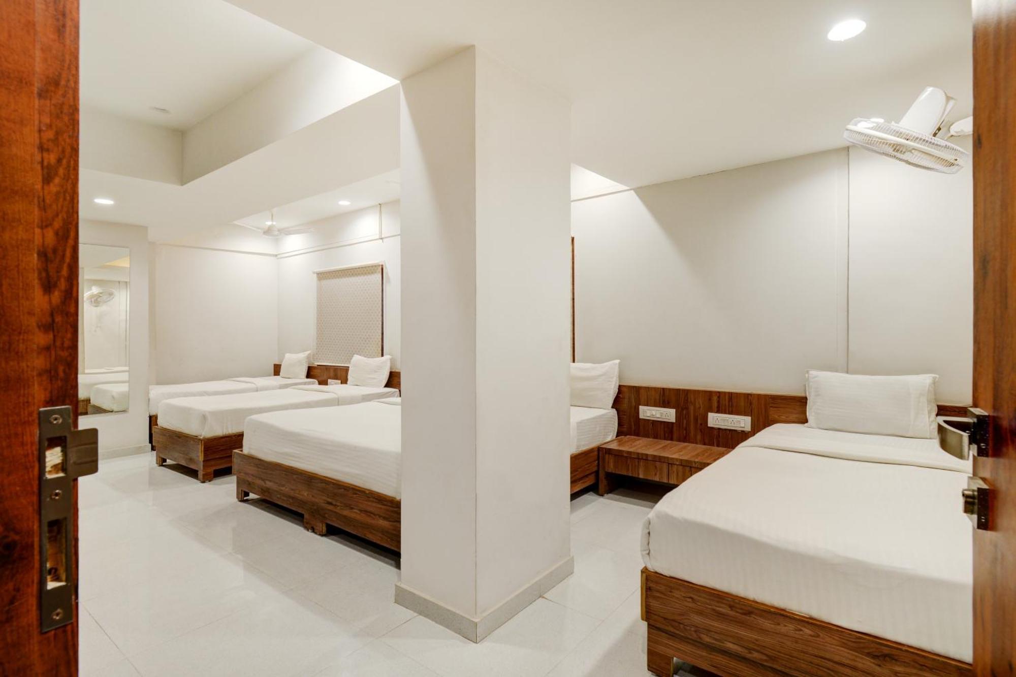 Hotel Desert Inn Tharad Buitenkant foto