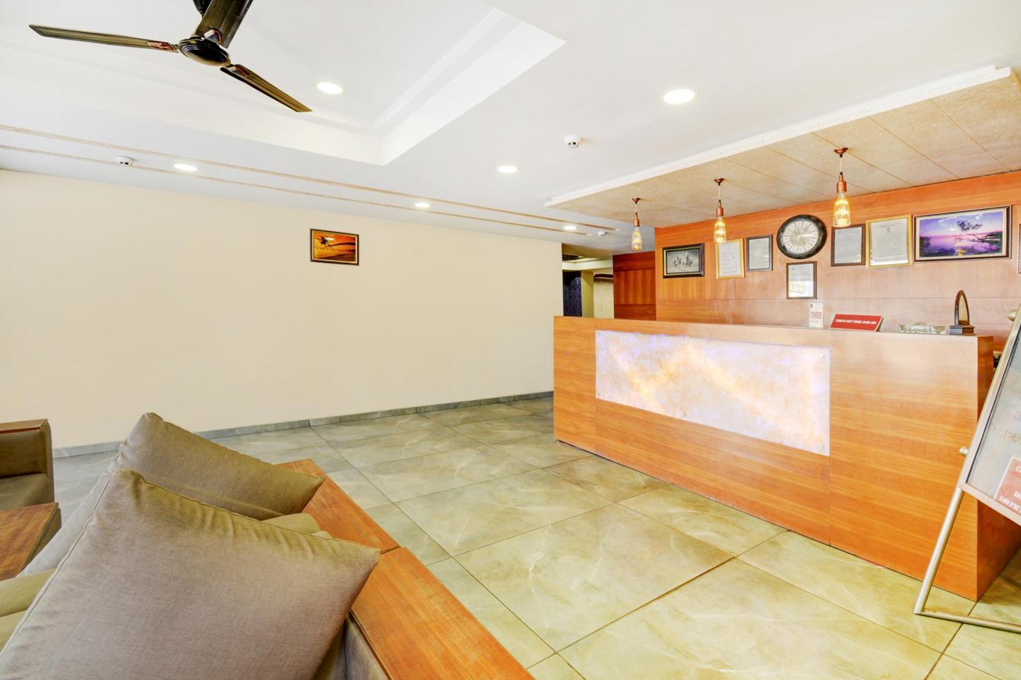 Hotel Desert Inn Tharad Buitenkant foto