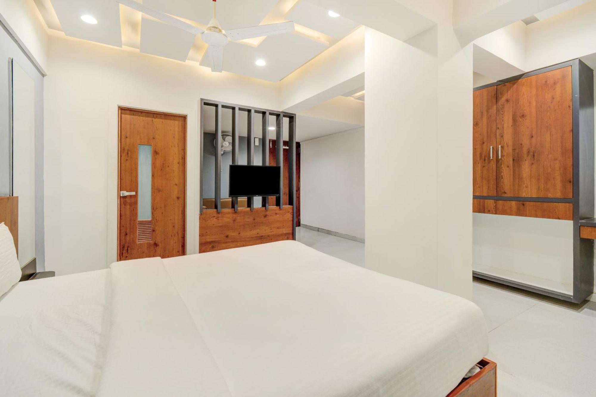 Hotel Desert Inn Tharad Buitenkant foto