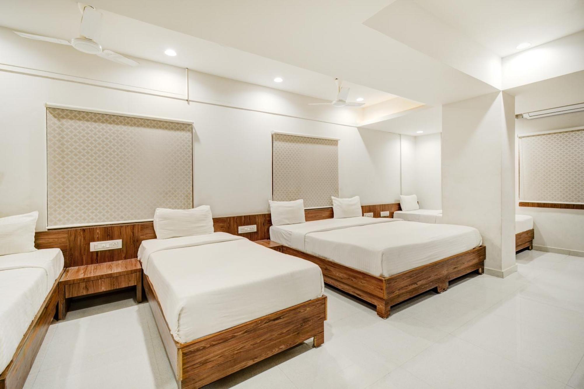 Hotel Desert Inn Tharad Buitenkant foto