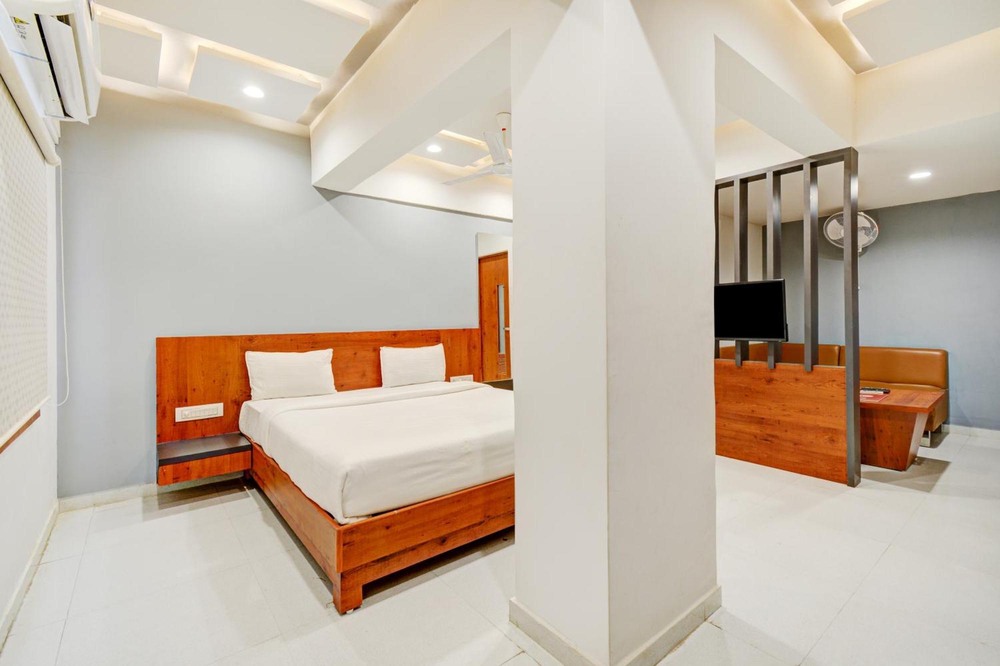 Hotel Desert Inn Tharad Buitenkant foto