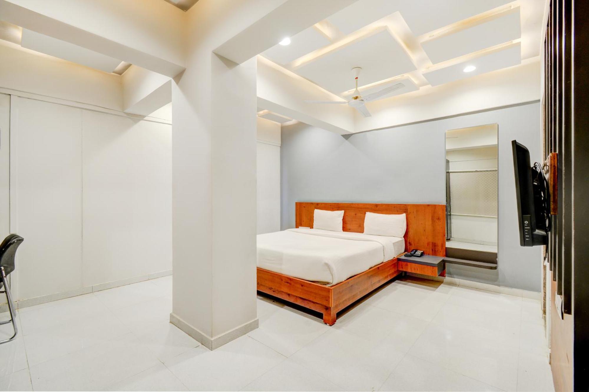 Hotel Desert Inn Tharad Buitenkant foto