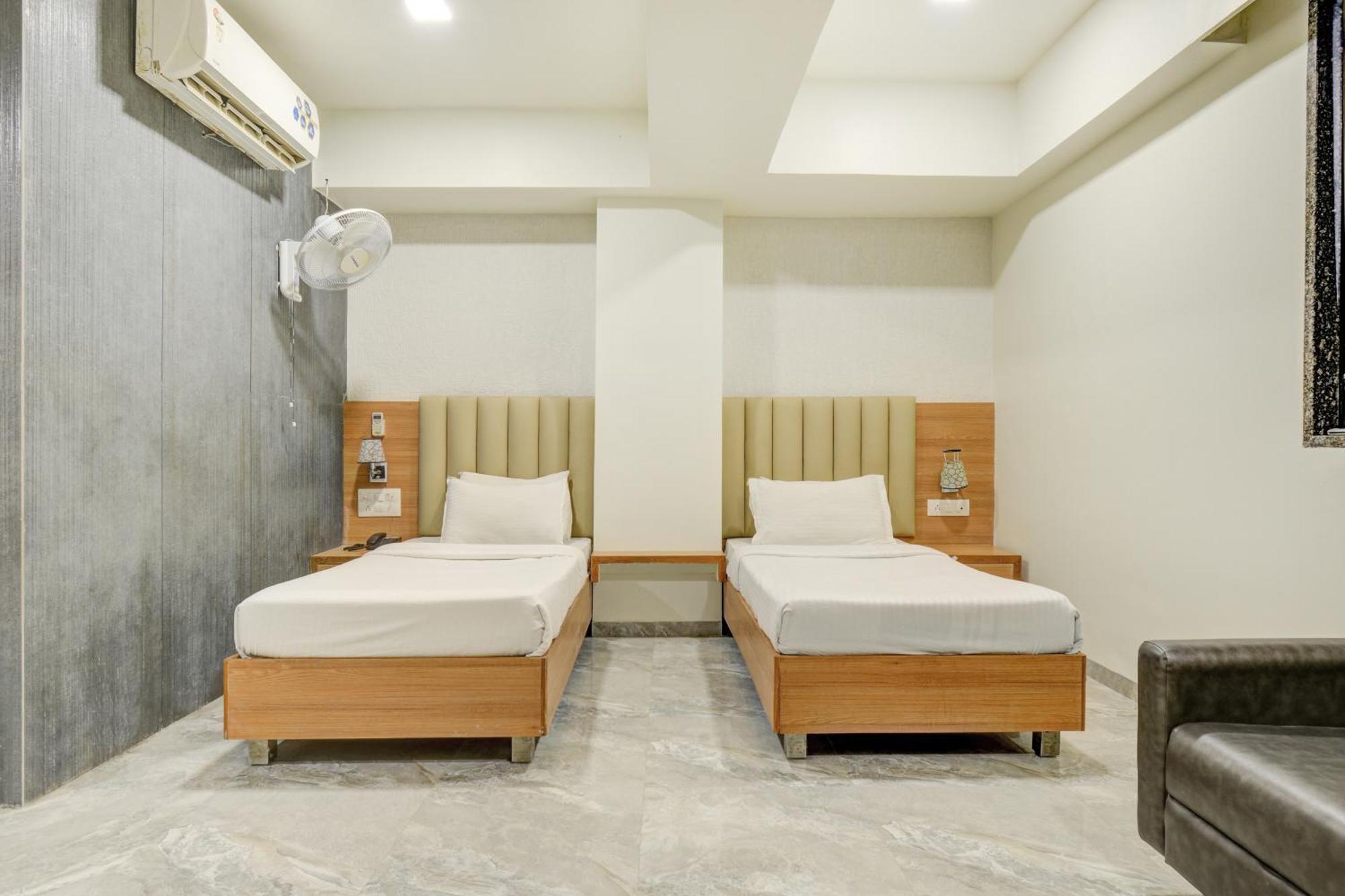 Hotel Desert Inn Tharad Buitenkant foto