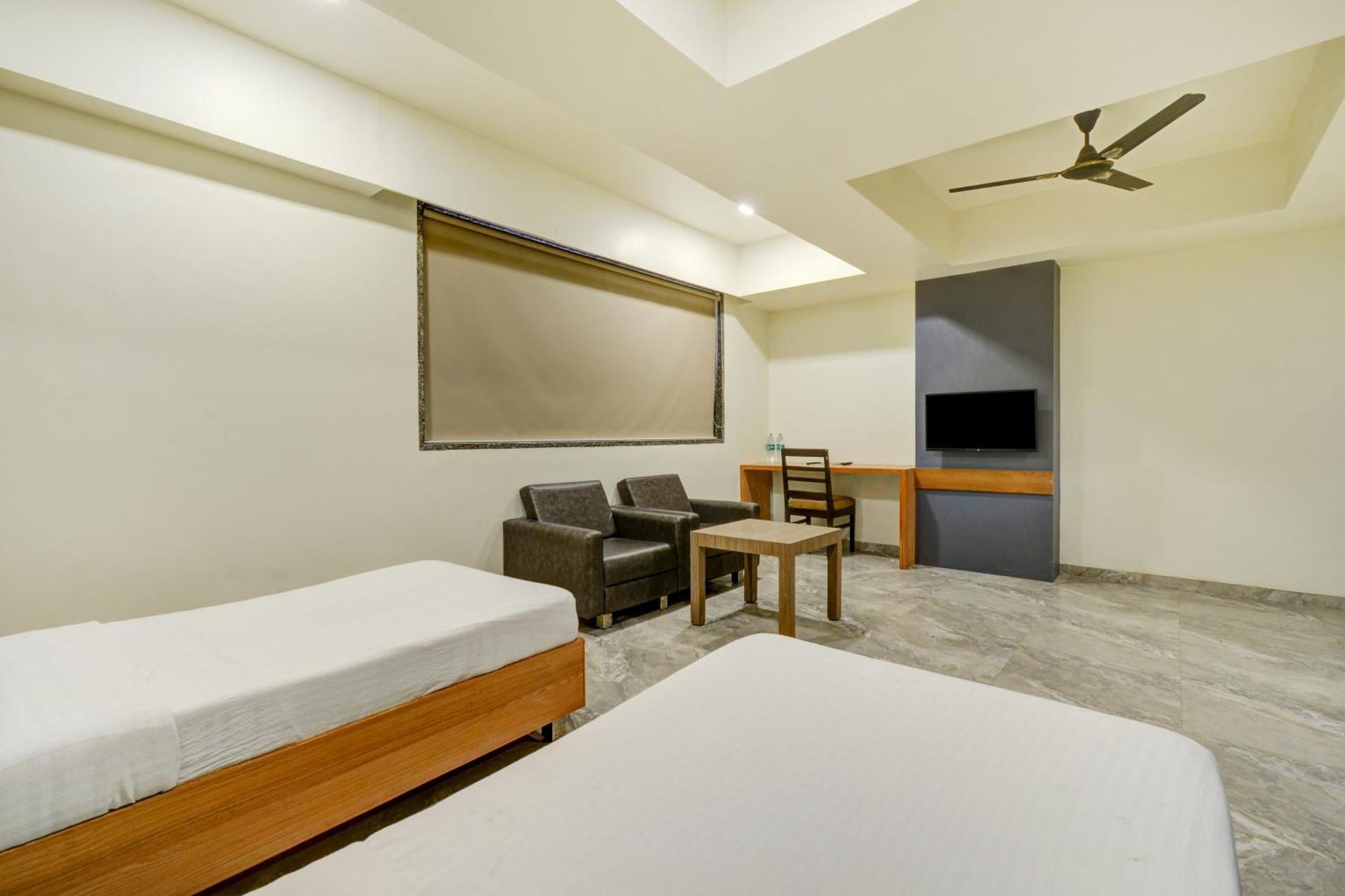 Hotel Desert Inn Tharad Buitenkant foto