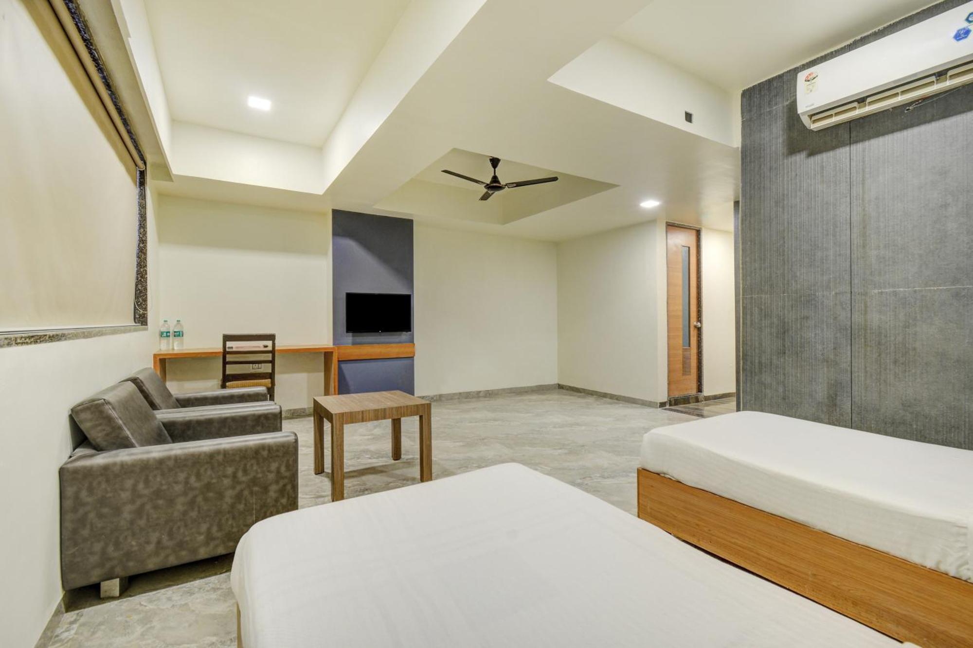 Hotel Desert Inn Tharad Buitenkant foto