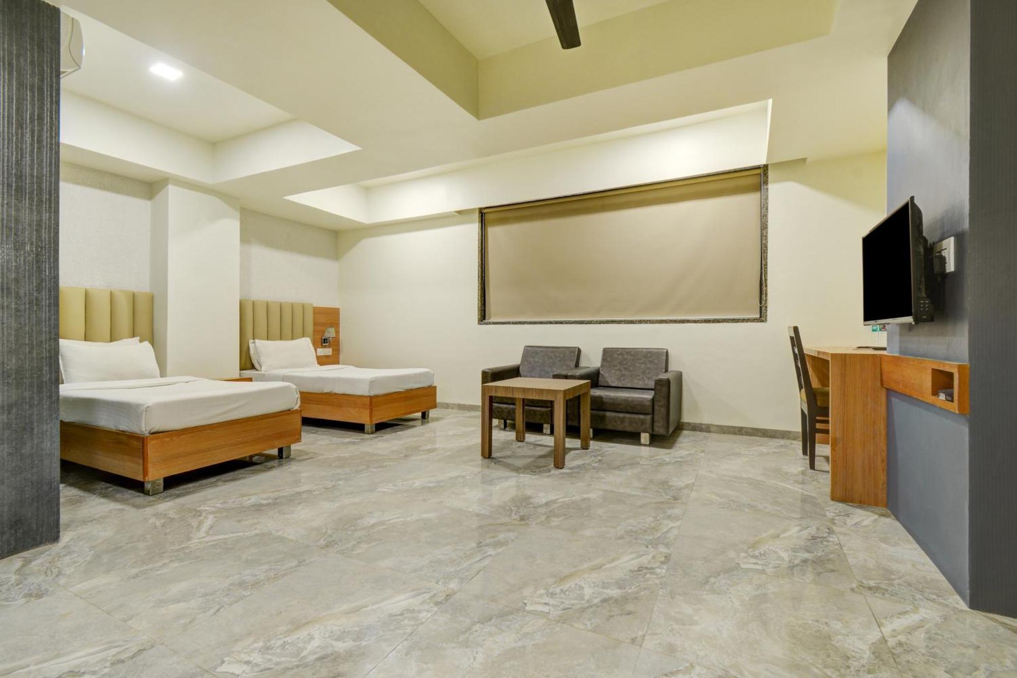 Hotel Desert Inn Tharad Buitenkant foto